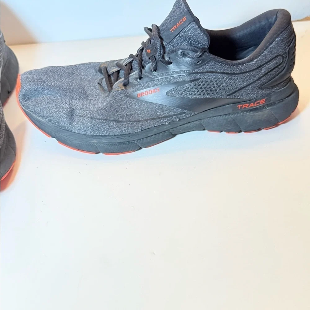 Brooks Trace 2 men's running shoes in a black and red color scheme. Sz 14